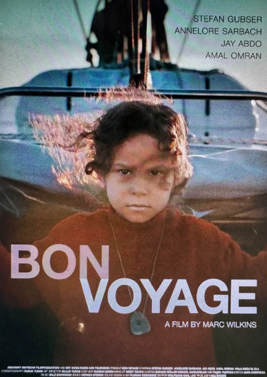 Affiche du court métrage Bon Voyage de Marc Wilkins : un enfant au pull rouge, à l’avant d’un voilier.