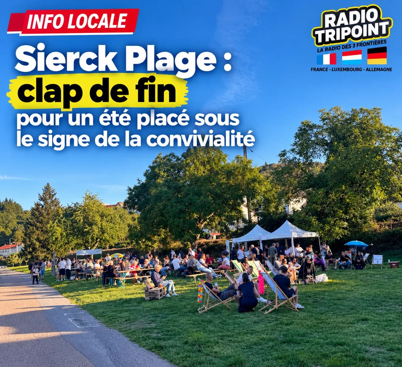 Visuel « Sierck Plage : clap de fin » : des gens assis dans l'herbe et sous des tentes blanches au bord d'un chemin, en fin de journée.