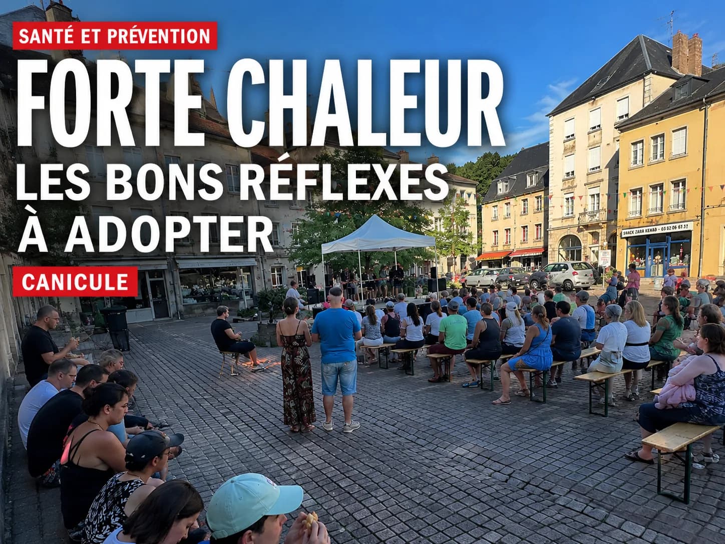 Visuel « Forte chaleur : les bons réflexes à adopter » : du public assis sur des bancs sur une place pavée, entourée de maisons.