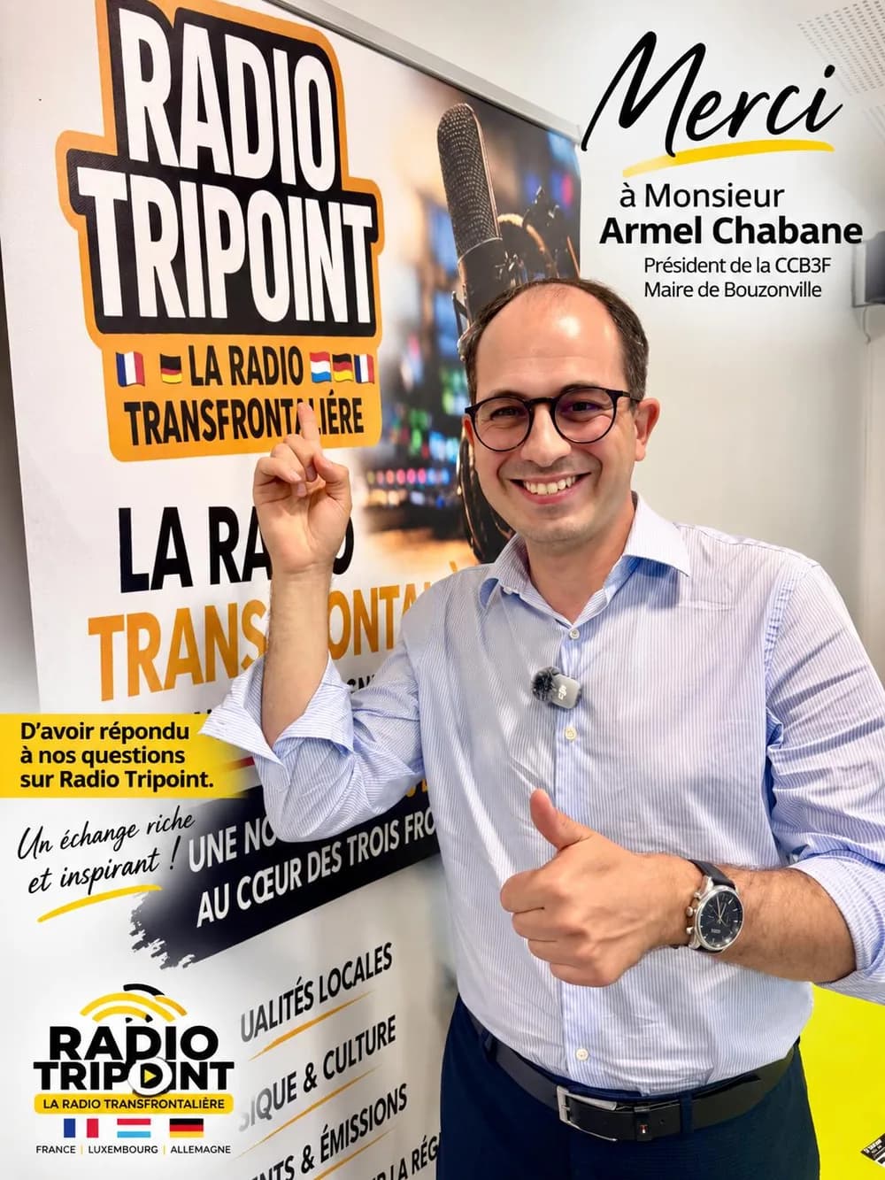 Armel Chabane, souriant, pouce levé, devant une bâche Radio Tripoint, avec le message « Merci à Monsieur Armel Chabane d'avoir répondu à nos questions sur Radio Tripoint ».